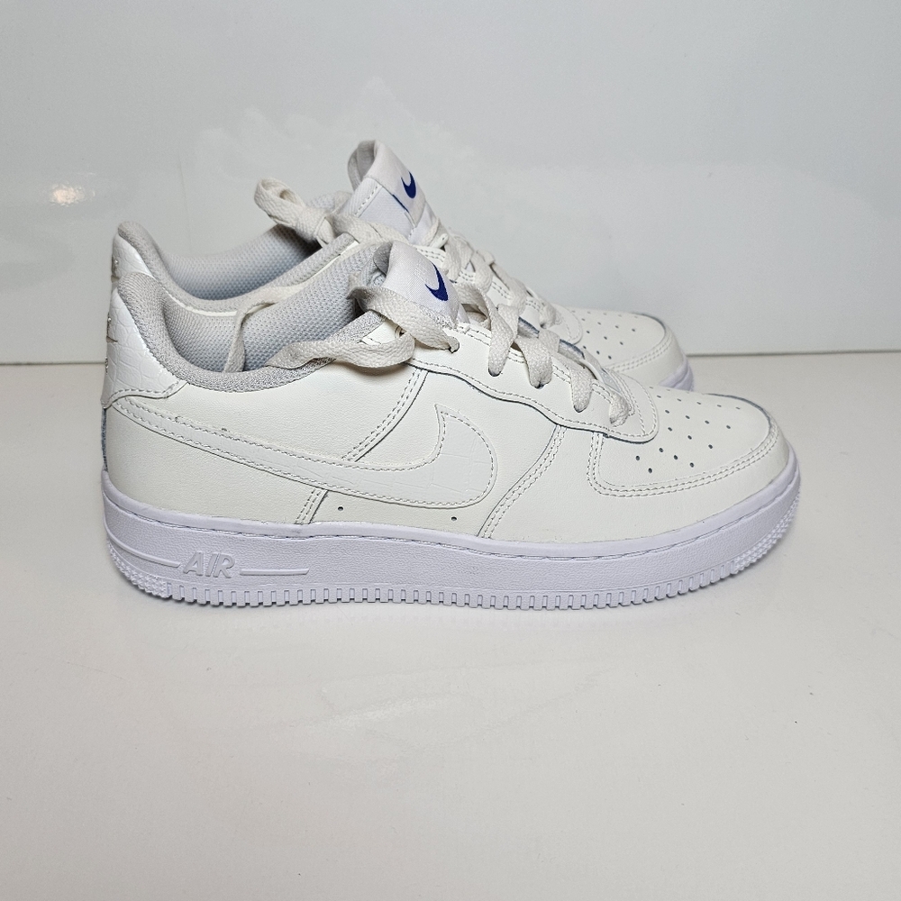 🔥 NIKE AIR FORCE 1 LOW - CLASSIC WHITE/BLUE Size 5.5Y Womens 7 🔥